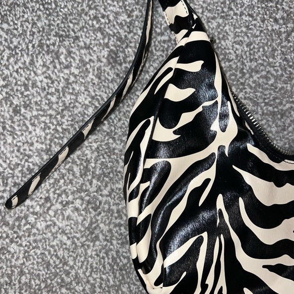 NA-KD NAKD Mini Rounded Bag - Picture 4 of 11